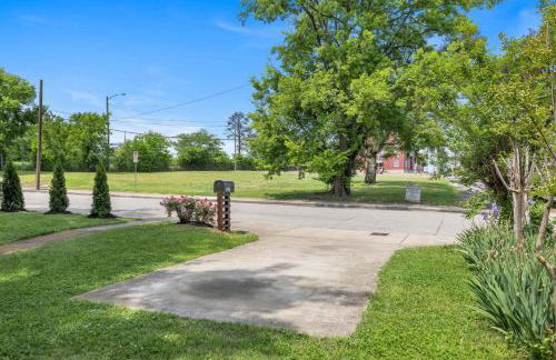 Single Story Pet Friendly Home, with Fenced Yard, Fire Pit, 5min to Downtown!! - Foto 37