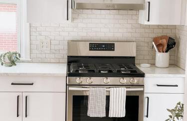 Designer Home 2 Bedroom - 20min to NYC WTC - Private Backyard - Foto 39