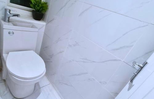 Modern Penge East Apartment - Photo 9