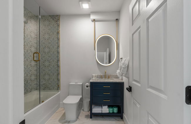 Luxurious Home with Theatre Room - Foto 29