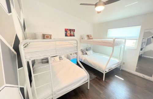 Dream Vacation Home w Heated Pool Close to Beaches Clearwater St Pete Quiet with Big Backyard - Foto 29