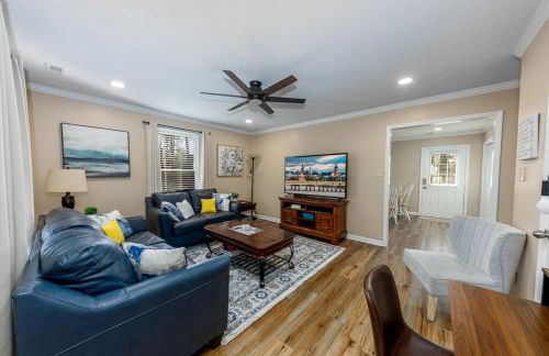 3-Bedroom Home with King Bed, Smart TVs & Fenced Yard - Foto 14