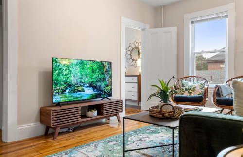 Downtown Beverly|KING BED|Minutes to Salem+Train - Photo 13