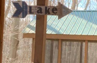 Knotty but Nice-sleeps 6-one minute to lake! - Foto 12