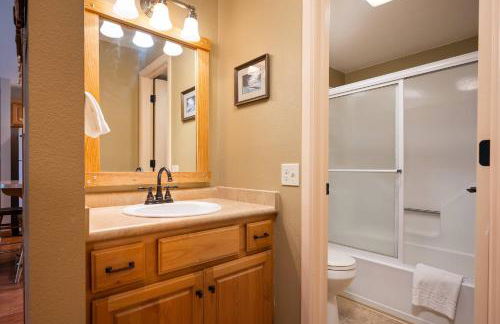 Ski Town Hideaway | Fireplace + Walk to Downtown - Foto 28