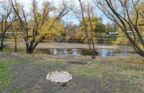 Riverside Retreat - Renovated Home on 15 Acres! - Foto 14