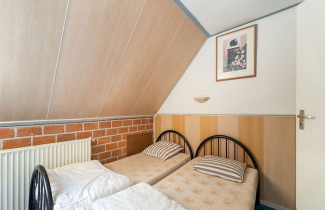 Attractive Farmhouse in Giethoorn With Garden - Photo 5