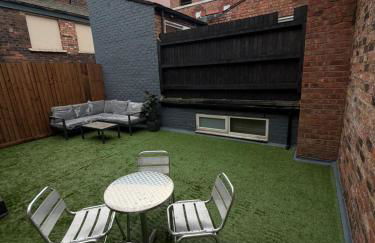 City Centre 4 Bedroom Apartment with Terrace Sleeps 10 by StaySavvy Accommodation - Foto 29