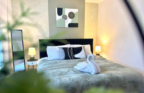 Central 4 Bed Home, FreeParking, 5TVs, Superfast WiFi - Photo 2