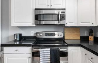 Charming Townhouse Retreat by CozySuites - Foto 16