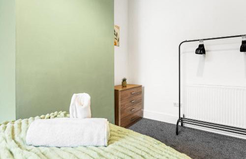 Comfortable 4 Bed Home - Free Parking & Fast WiFi - Foto 18