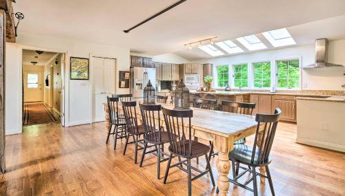 Deck with Fireplace Pet-Friendly Lake Lure Retreat - Foto 2