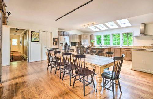 Deck with Fireplace Pet-Friendly Lake Lure Retreat - Foto 2