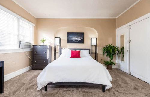 The Red Cabin Charming Historic Avenues Apartment - Foto 3