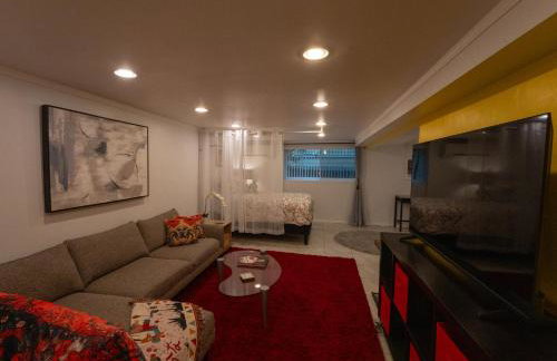 Spacious furnished in-law apartment with private deck and patio close to Light Rail - Foto 1