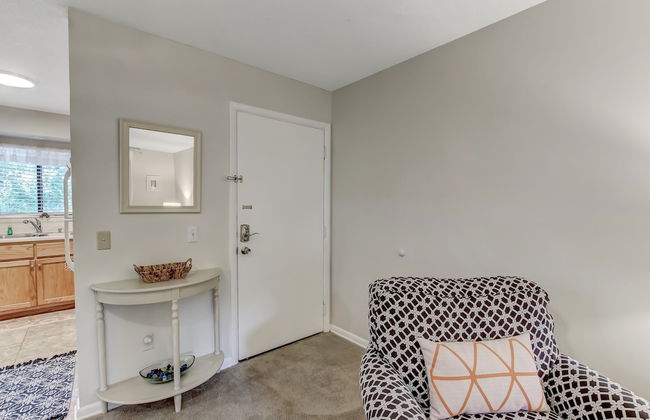 Secluded Condo with Peaceful Wooded Views and Easy Access to the Beach by RedAwning - Foto 30