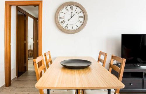 Charming Apartment With Vibrant Accents - Photo 31