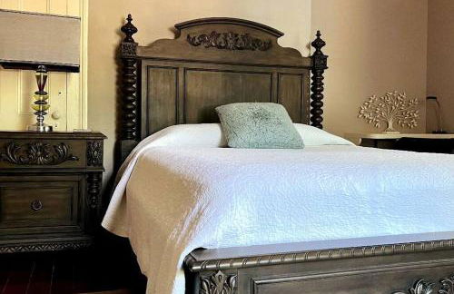 Agatha's Historic Home Free Parking Wi-Fi Deck - Photo 11