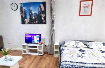 Friendly family apartment comfort sleep 6 close to tube bus airport - Foto 8