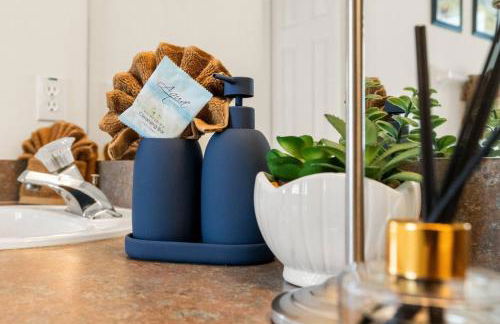 Modern Retreat Pool and Game Room - Foto 52