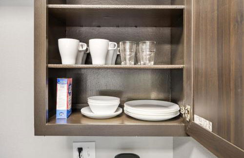 Emerald Loft - Pool, Gym & Free Parking! - Photo 6