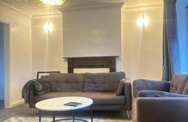 Camberly Spacious 3BR House for 5 super Fast WiFi Free Parking Ideal for Families & Contractors - Foto 1