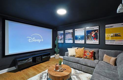 5BR w Backyard Paradise Pool Cinema Games - Foto 23