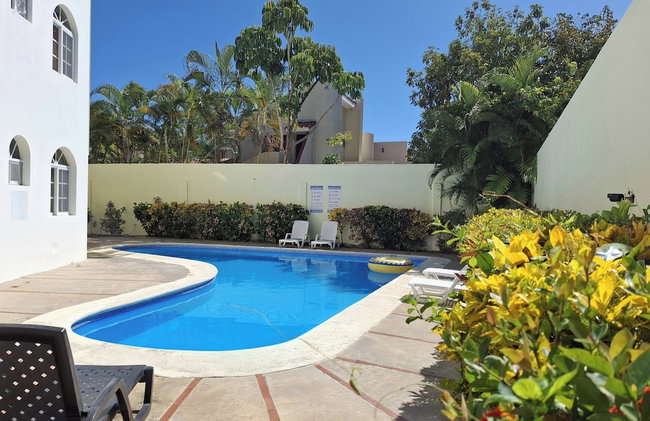 Costambar Ocean Breeze - Beachfront Apartment With Pool - Photo 8