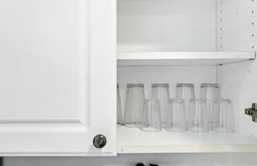 Group Stay Near DC 2BR w Yard on Arlington Blvd - Photo 5