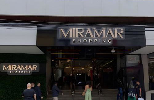 Belo Apto no Gonzaga - uma quadra da praia - Foto 6