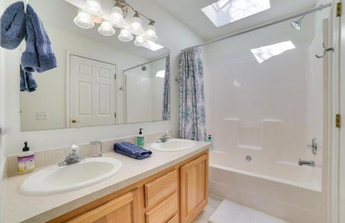 Walloon Lake Getaway with Fire Pit - Walk to Water! - Foto 14