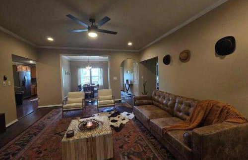4 bedroom pet friendly grill under 5 min to airport and Choctaw Casino - Foto 10