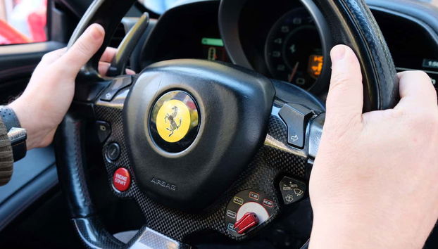 Guida di una Ferrari a Maranello - Photo 5, Il volante di una Ferrari