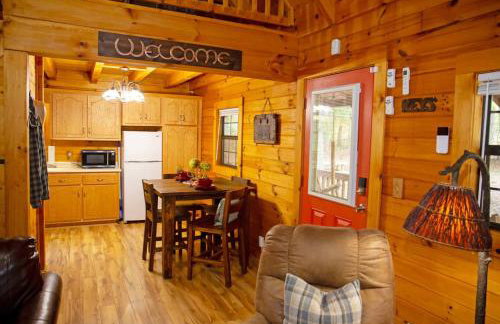 Cabin in the Woods - Hot Tub, Fire Pit, BBQ - Foto 30