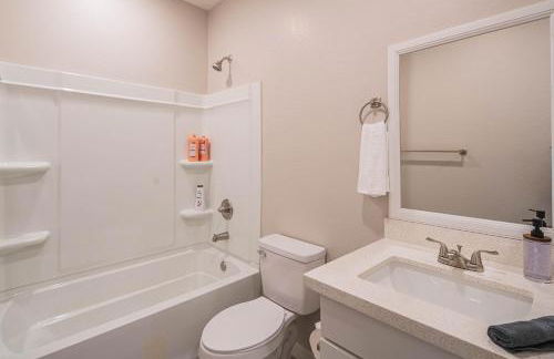 Serene 2BR Home with Premium Beds - Foto 13