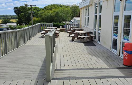 luxury new 3 bed caravan with stunning sea view on private beach in Thorness bay - Foto 40