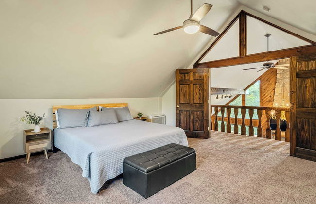 Sky View Chalet by Avantstay Stunning Interior, Spacious Deck, Hot Tub, & View - Photo 16