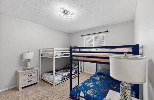 Newly updated 5BR/2.5BA w/pool sleep 16 ppl• - Photo 40