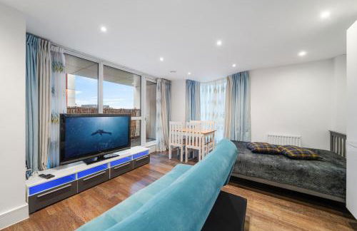 Riverside 1BR with Easy Transport 20min to City Centre - Photo 11