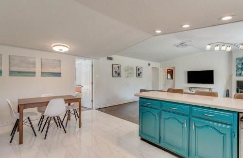 Serene 5BR 2BA Winter Home with Hot Tub & Fire Pit - Foto 8