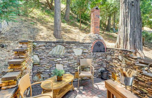 Forest Views and Fire Pit! Cozy Cabin in Crestline - Foto 8