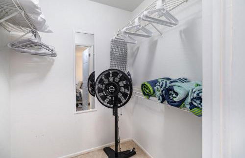 Tranquil Condo Walk to Beach - Foto 13