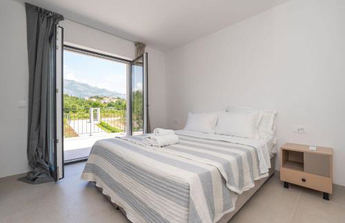 Green & Blue Five Bedroom Villa with Private Pool and Complete Privacy - Photo 16