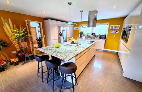 Grand Idyllic Hideaway Home With Hot Tub, Sleeps 8 - Foto 7