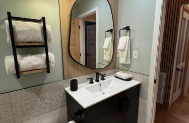 Modern Peaceful Nordic Cabin Near Lake with Pickleball-Basketball Court - Foto 23