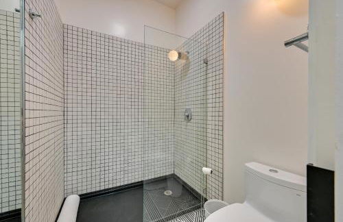 Rooftop with Views Modern Little Italy Townhome - Foto 23