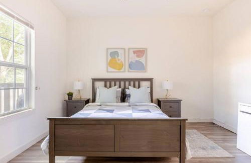 3BR Modern, Gated Home w FreePking, BBQ, Firepit, Mins to Downtown - Foto 8