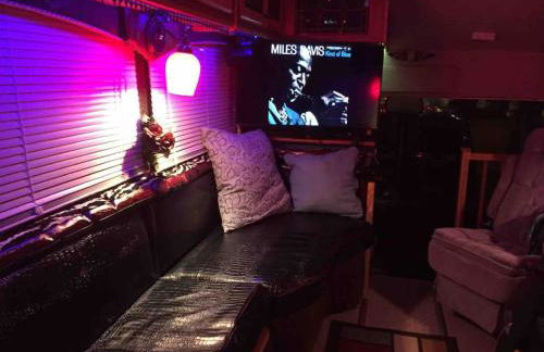 Stay Like a Rock Star Tour Bus in Durham NC - Foto 28