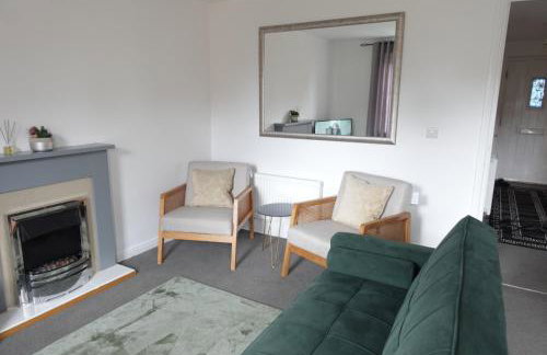 Spacious 3-Bed House - Contractors & Families - Free Parking - Fast Wifi - Foto 2