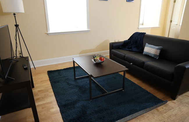 University Retreat With Plenty of Restaurants Nearby - Photo 9